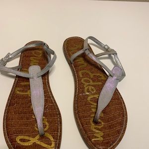 Iridescent grey/pinkish